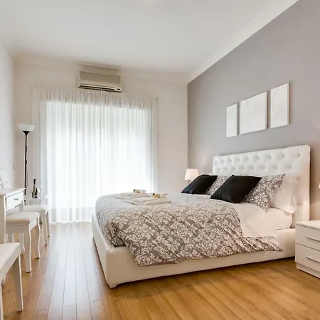 Goldie Apartment *