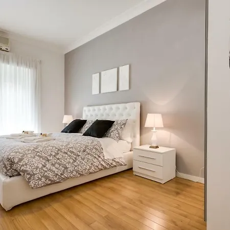 Goldie Apartment