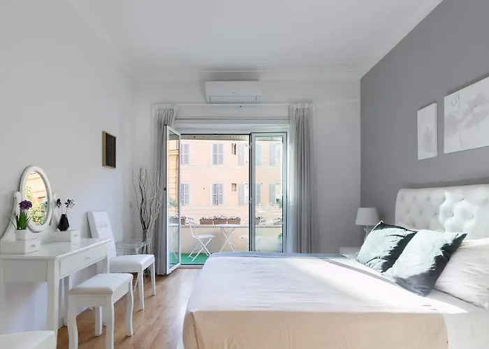 Goldie Apartment